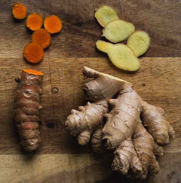 Fresh ginger and turmeric roots
